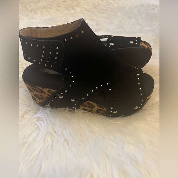 Volatile Black and Leopard print wedge. Size 7.. Designer with silver pinheads - Picture 1 of 4